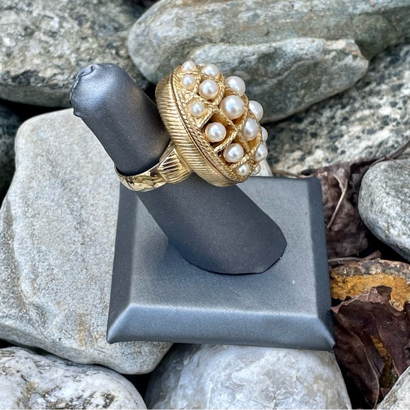 Vintage Avon 1970 Ring of Pearls Perfume Locket Ring Goldtone and Faux Pearl - Picture 4 of 7